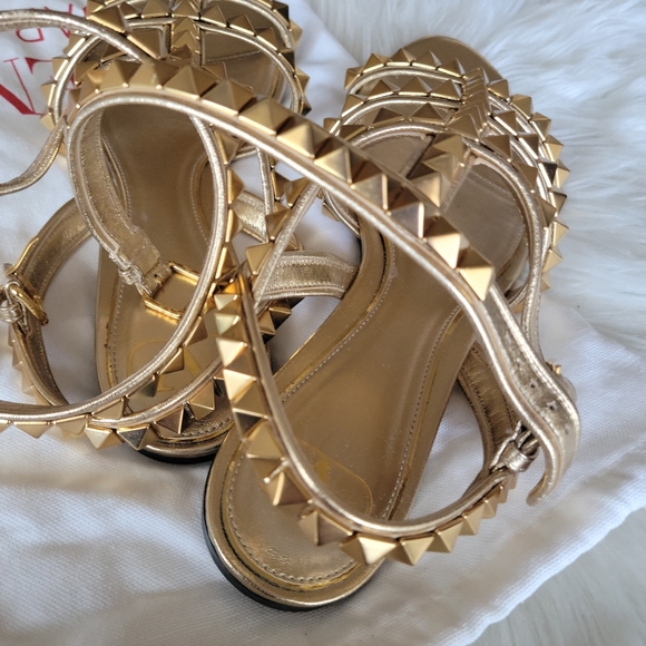100% Authentic Valentino Garavani rockstud sandal - Picture 3 of 11